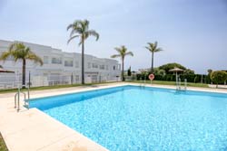 3 dormitorios,6 personas. Estupendo apartamento con piscina situado en una excelente urbanización por su ubicacion y cercania a la playa. Estupenda Terraza. parque infantil. Ideal familias. 