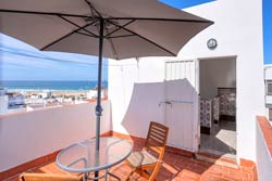 1 dormitorios,2 personas. Apartamento en Conil de la frontera con terraza privada con vistas al mar situado en una zona muy tranquila. 1 dormitorios y capacidad para 2 a 4 personas. 