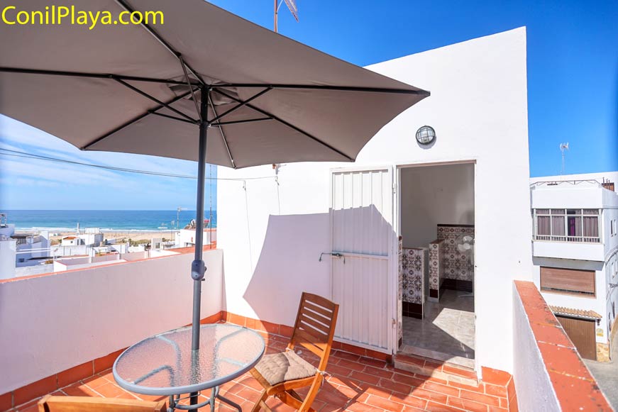 El apartamento con terraza amplia y mesas con vistas al mar