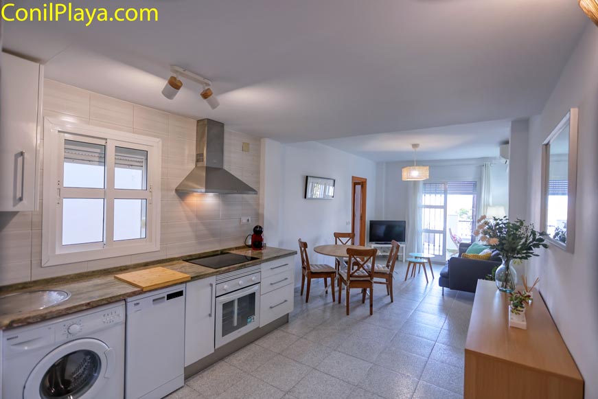 Salón amplio y con cocina integrada y comedor al fondo