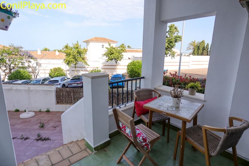 Terraza de apartamento con mesa y sillas vista a la calle