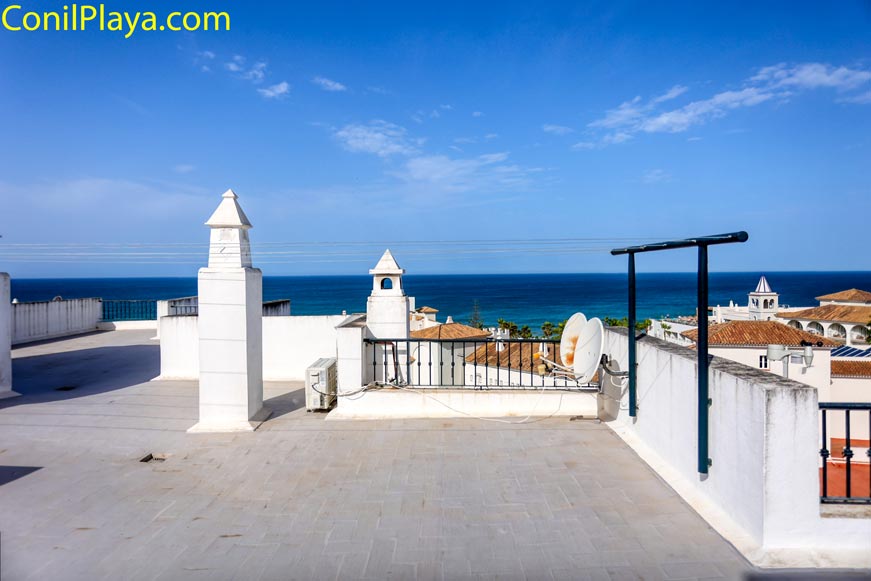 Azotea amplia con vistas al mar y tejados de viviendas cercanas