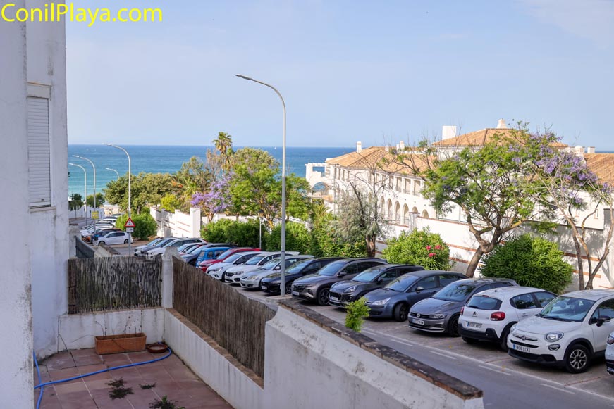 Aparcamiento junto a vivienda cerca del mar visto desde una terraza