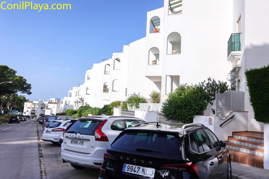 Aparcamiento junto a la entrada de un edificio de apartamentos en la calle las tres piedras