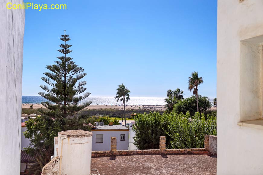 Vista de la playa de Los Bateles desde la habitación de dos camas.