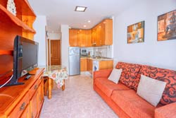 2 dormitorios,4 personas. Apartamento de dos dormitorios en primera linea de playa y con vistas a Los Bateles y al paseo marítimo. en el Carril de la Fuente. Desde uno de los dormitorios se puede contemplar el paseo marítimo y la playa de Los Bateles.
