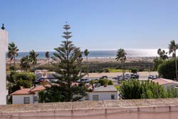 Apartamento de dos dormitorios en primera linea de playa y con vistas a Los Bateles y al paseo marítimo. en el Carril de la Fuente. Desde uno de los dormitorios se puede contemplar el paseo marítimo y la playa de Los Bateles.
Apartamento en conil situado en primera linea de playa