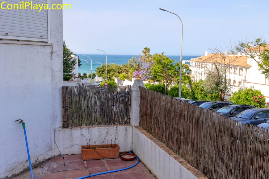 Pequeño patio con manguera y vistas parciales al mar desde la vivienda