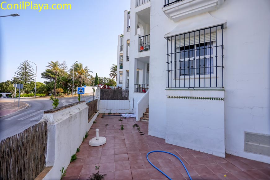 Jardín exterior con suelo de baldosa junto a la entrada del edificio