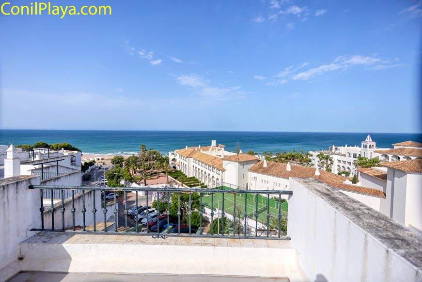 Vistas panorámicas al mar y edificios desde una azotea amplia