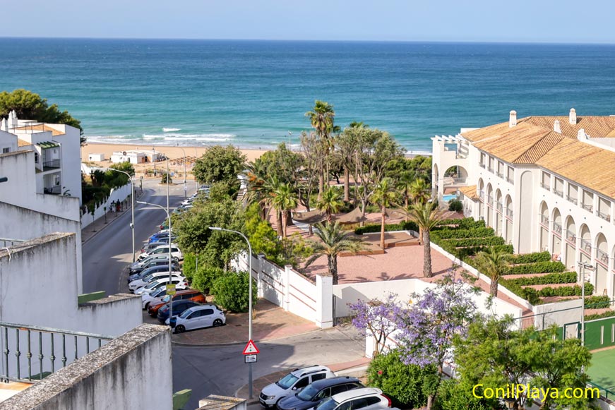 vistas desde azotea a jardines, edificios y playa en Conil en alquiler