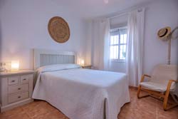 Apartamento de nueva construccion, muy bien comunicado y junto al supermercado Aldi. Con garage y aire acondicionado. Muy tranquilo.
capacidad para 2 personas