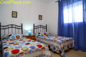 dormitorio con 2 camas