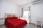 Apartamento situado muy cerca de la playa de los Bateles andando. En pleno centro turístico de Conil, en la calle Cádiz. Ideal parejas. Muy tranquilo. En patio interior.
capacidad para 2 personas
