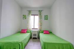Apartamento situado muy cerca de la playa andando, en zona muy tranquila, calle peatonal. Ideal parejas.
capacidad para 2 personas