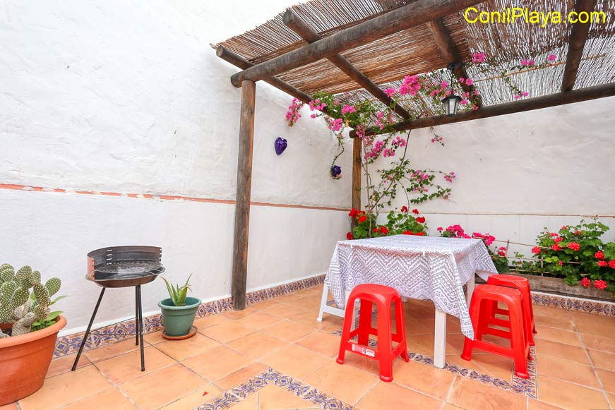 Terraza del apartamento con pérgola