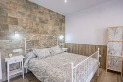 Estupendo apartamento con Terraza y Azotea, situado muy cerca de la playa andando, en la calle Sagasta. Estupendo para veranear cerca de la playa andando y de la zona de ambiente.
capacidad para 4 personas