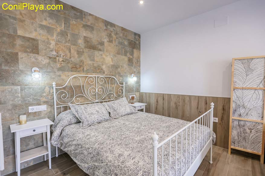 dormitorio con cama de matrimonio