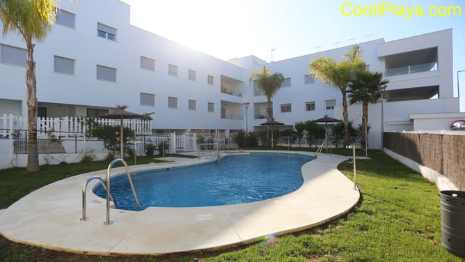 piscina de los apartamento en Conil