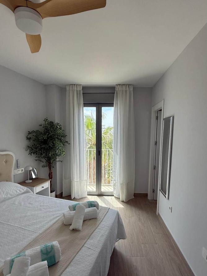 Dormitorio con cama doble, ventana y decoración moderna desde la entrada