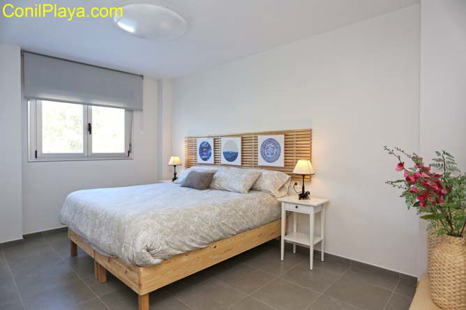 dormitorio con cama de matrimonio