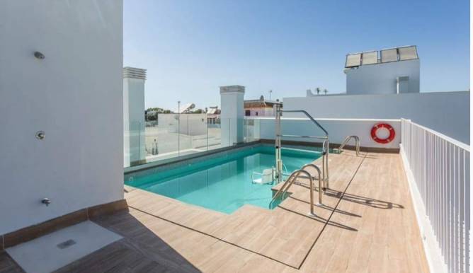 Piscina con ducha exterior vista desde la terraza superior de la vivienda