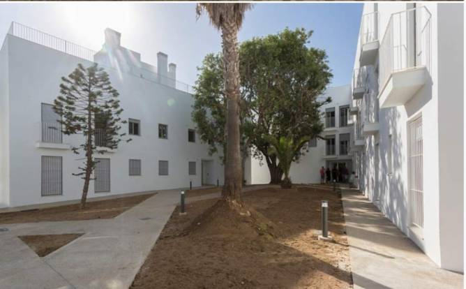 Jardín interior con árboles y caminos en edificio residencial de nueva construcción