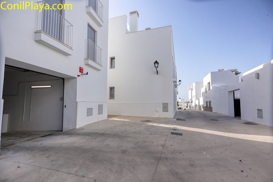 Entrada de aparcamiento subterráneo en edificio residencial moderno blanco