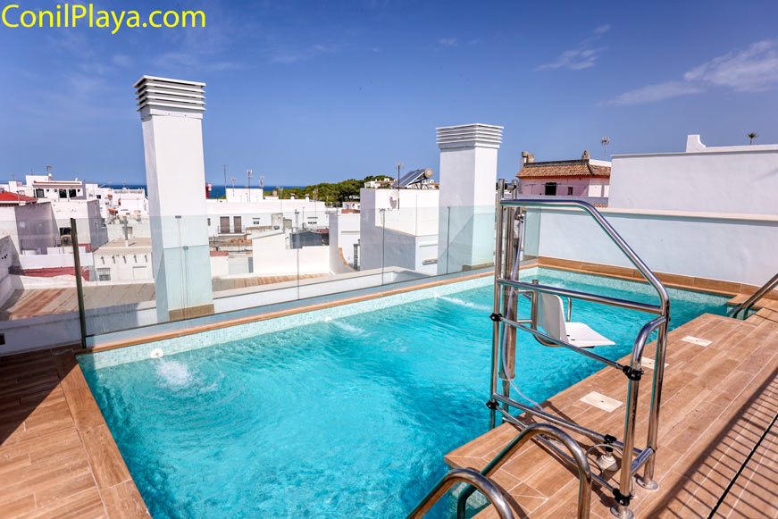 Piscina en la azotea con vistas a edificios blancos de la zona urbana de Conil