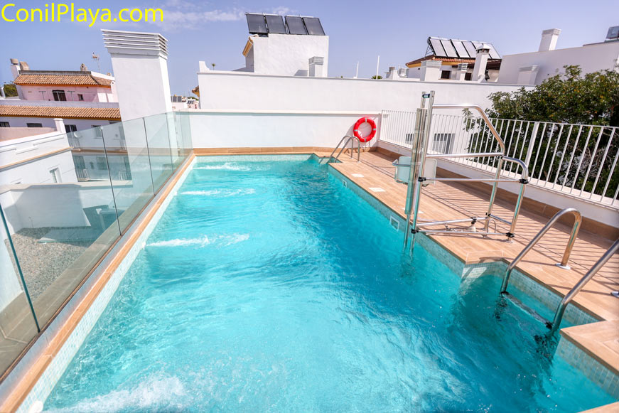 Piscina exterior privada con barandillas y cristal vista desde la terraza