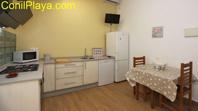 amplia cocina con mesa comedor