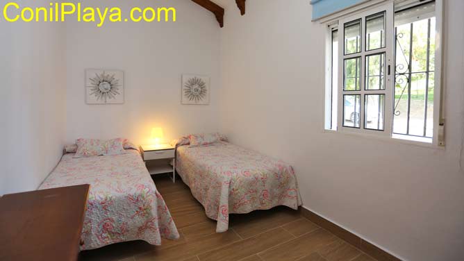 dormitorio principal con cama de matrimonio