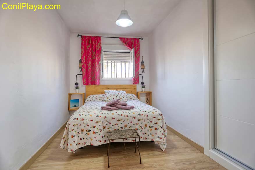 dormitorio con cama de matrimonio