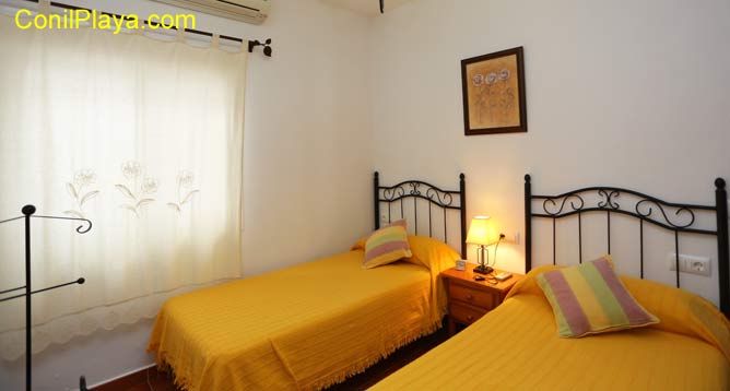 dormitorio principal con cama de matrimonio
