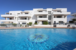 2 dormitorios,4 personas. Apartamento con piscina, a la entrada de Conil, para alquiler de vacaciones. Se tarda 4 minutos a la playa de Los Bateles y 8 minutos a la playa virgen del El Palmar. Amplia terraza con toldo y vistas a la piscina. 