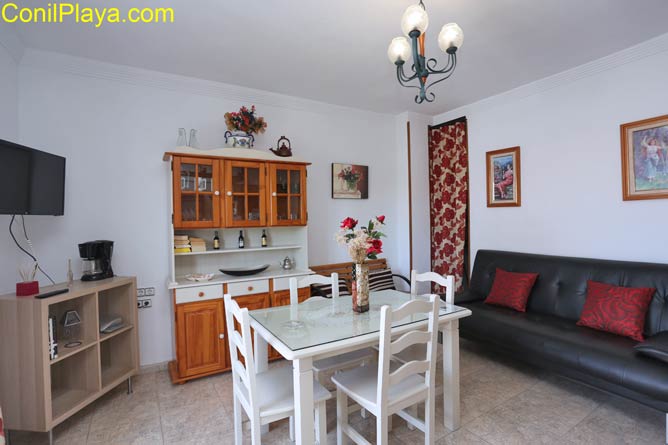 comedor con television y mueble platero