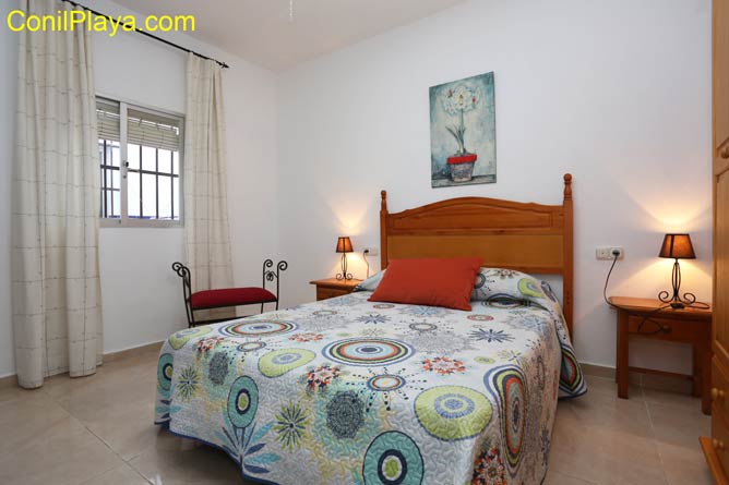 dormitorio principal con cama de matrimonio