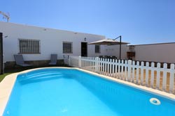 2 dormitorios,4 personas. Apartamento con piscina privada en zona rural muy tranquila y a pocos minutos de las excelentes playas de Conil y La Barrosa. Barbacoa, porche, aparcamiento privado. 