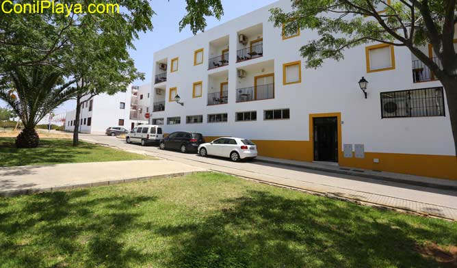 jardin y al fondo los apartamentos