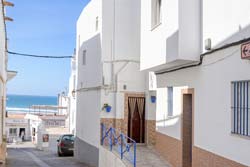 2 dormitorios,4 personas. Apartamento situado a pocos minutos andando de la playa, muy cerca de la calle Cadiz, en plena zona turística de Conil.
