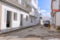 2 dormitorios,4 personas. Apartamento cerca de la playa andando y de las zonas de ocio. Tiene 2 dormitorios y capacidad para 4 personas. Con patio interior. 