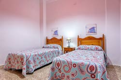 Tranquilo apartamento cerca de la playa andando y de las zonas de ocio. Patio interior. Dispone de aire acondicionado
capacidad para 2 personas