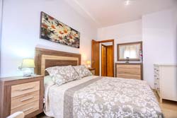 Tranquilo apartamento cerca del centro y a pocos minutos de la playa andando. Salón con chimenea. Cocina completa.
2 dormitorios para 4 personas
