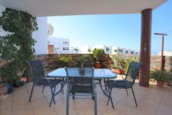 2 dormitorios,4 personas. Bonito apartamento con terraza privada situada muy cerca del centro turístico de Conil. Ideal para pasar unas estupendas vacaciones cerca de la playa. 