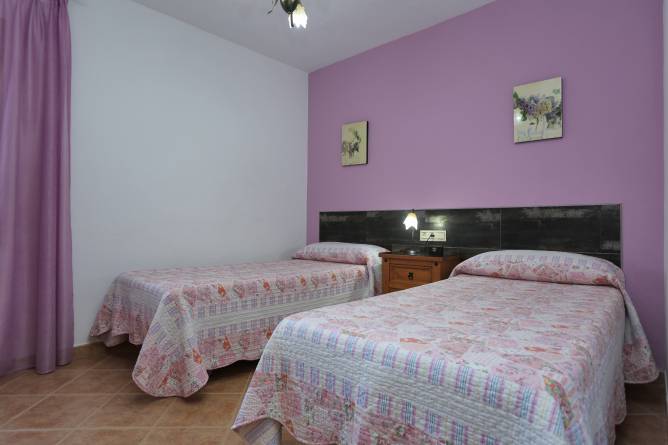 dormitorio con 2 camas individuales