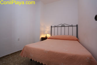 dormitorio con cama de matrimonio