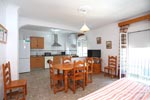 Apartamento muy céntrico. Consta de tres dormitorios, es muy espacioso y se encuentra en la urbanización La Bodega, a 10 minutos de la playa. Consta de 3 dormitorios con balcones, armarios empotrados, cocina con barra americana y salón - comedor.
Ver las fotos del apartamento en el centro de Conil.