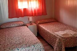 2 dormitorios,4 personas. apartamento a las afueras de Conil, en una zona familiar y tranquila, a poco más de 8 minutos en coche a la playa de la Fontanilla. 
