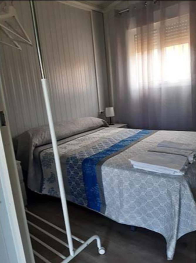 dormitorio con cama de matrimonio