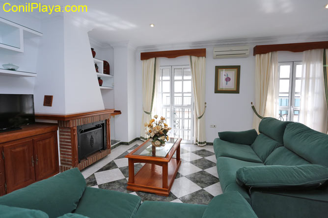 Amplio apartamento situado en excelente zona por su tranquilidad y cercanía al centro de Conil. Dispone de varios apartamentos de distintas capacidades.
ver fotos